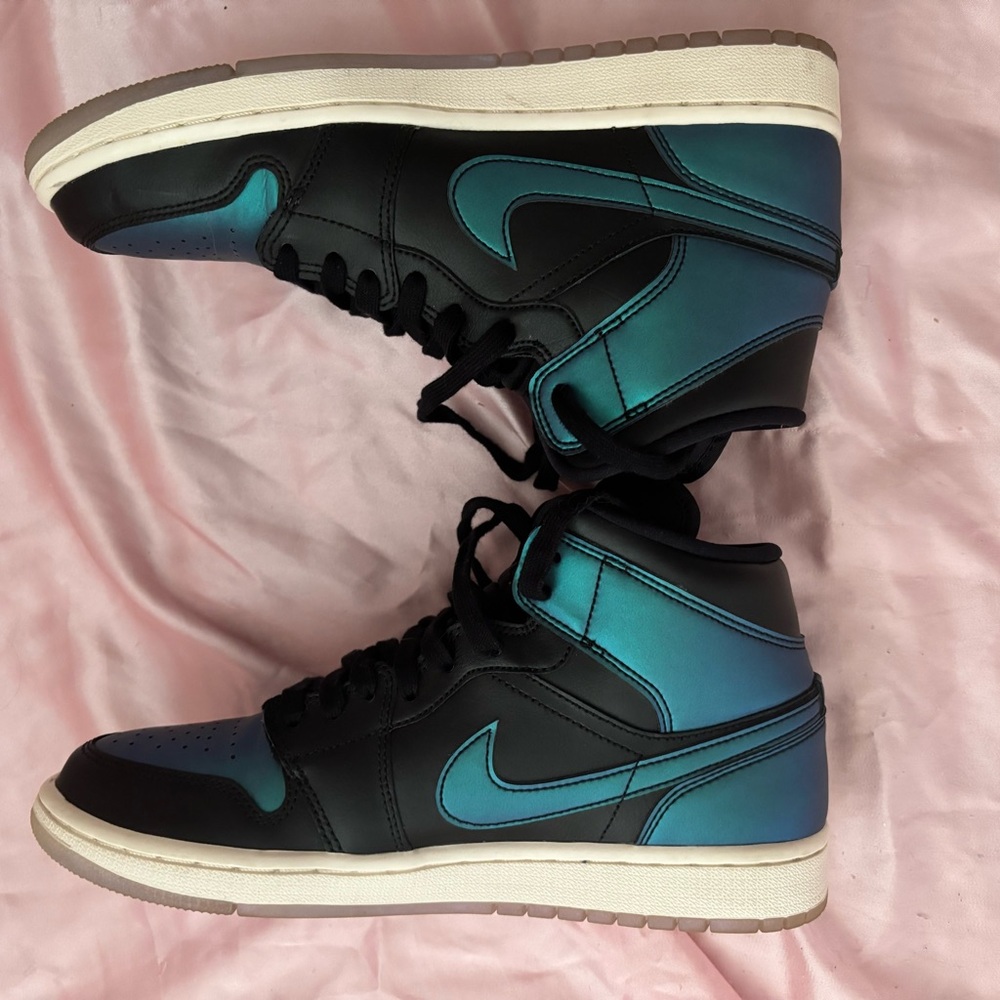 Jordan 1 Mid Iridescent Black 9.5 Women’s (8 men’s)